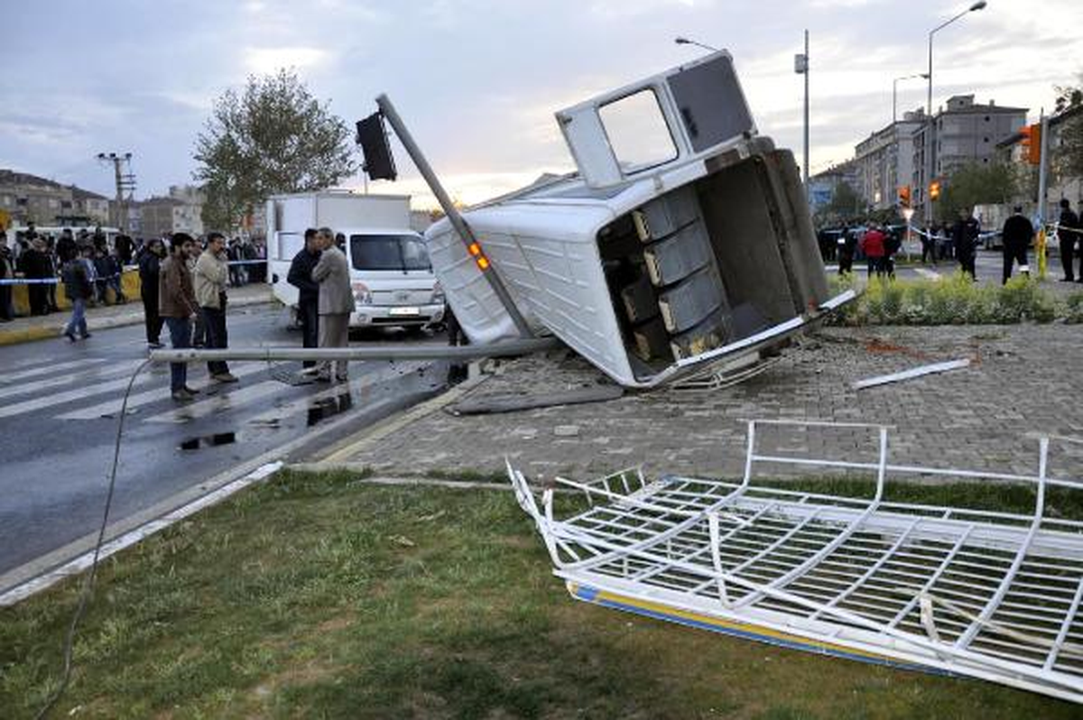 Elazığ\'da Trafik Kazası : 2 Ölü, 3 Yaralı