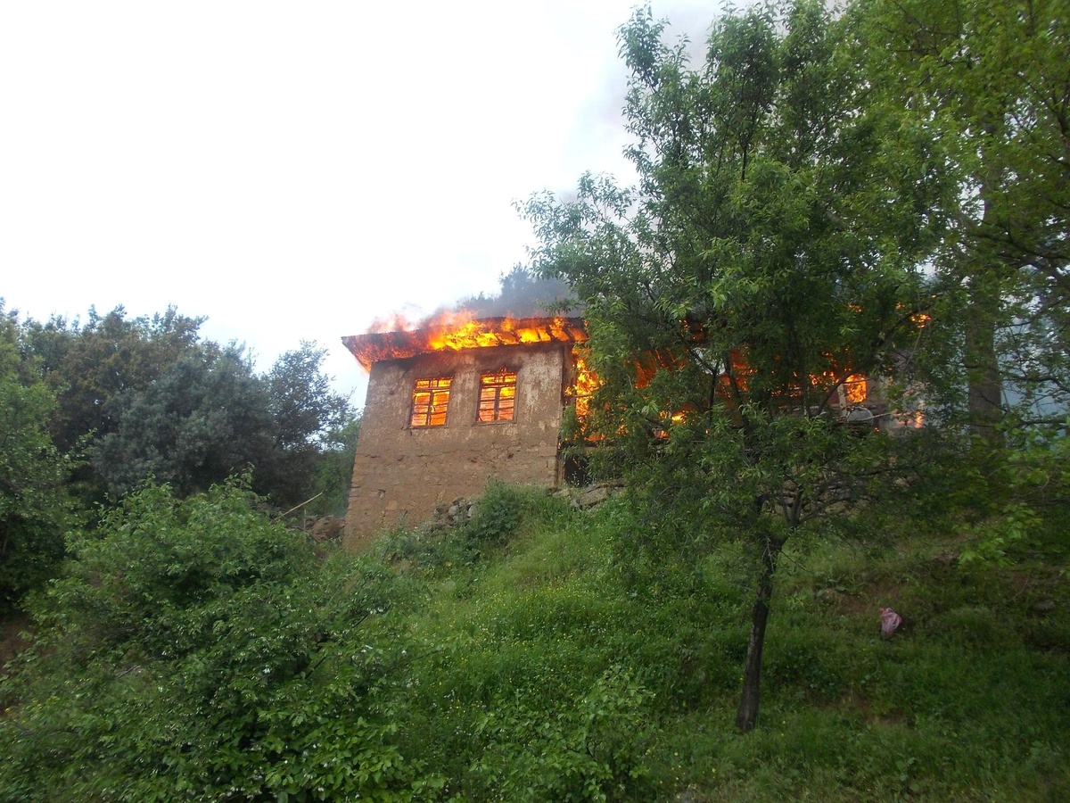 Elektrik Kontağından Çıkan Yangın Evi Kül Etti