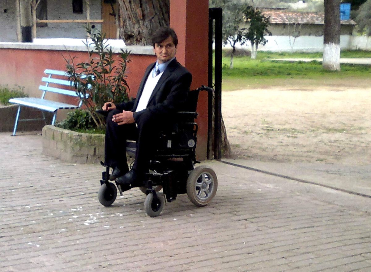 Engelli Hizmetli Dolaşmak İçin Kapıya Çıkmış