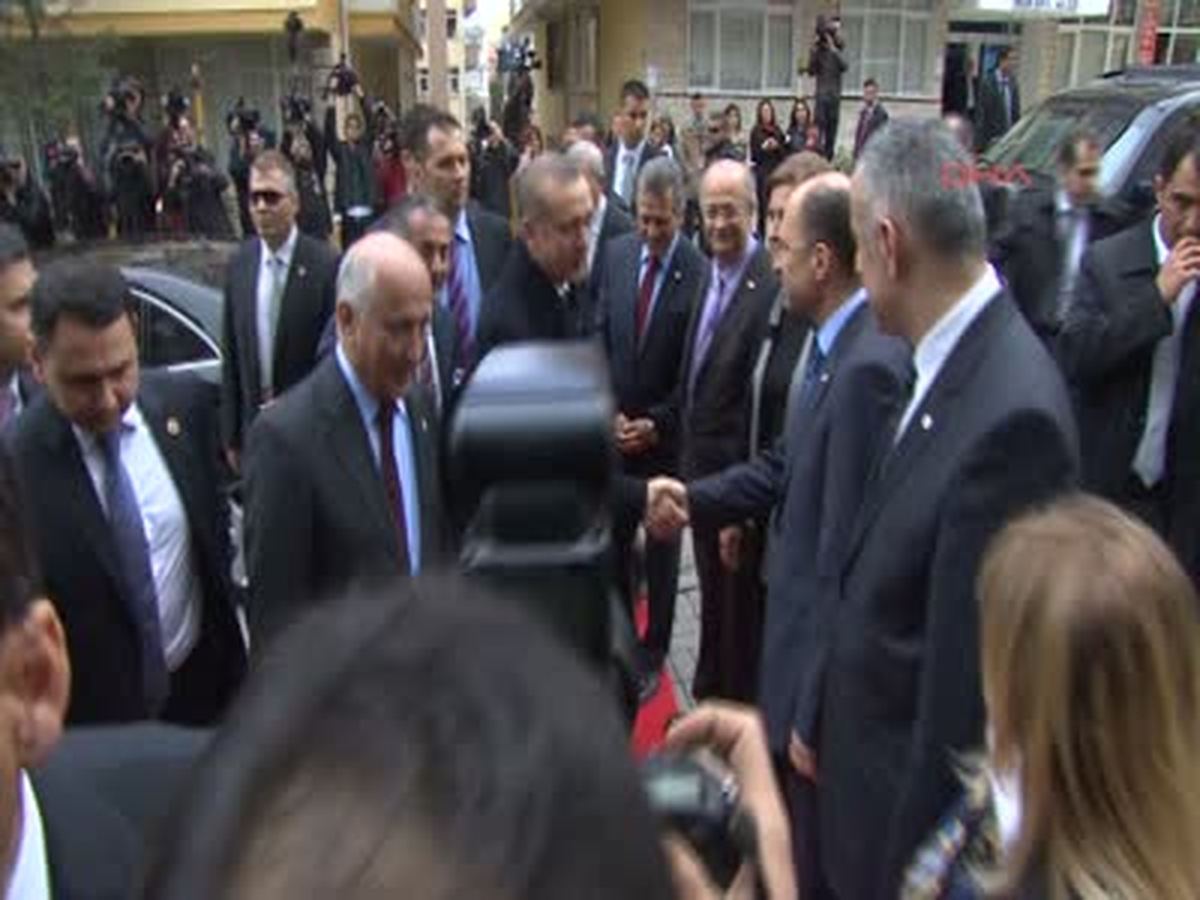 Erdoğan, Türk Kızılayı\'nı Ziyaret Etti