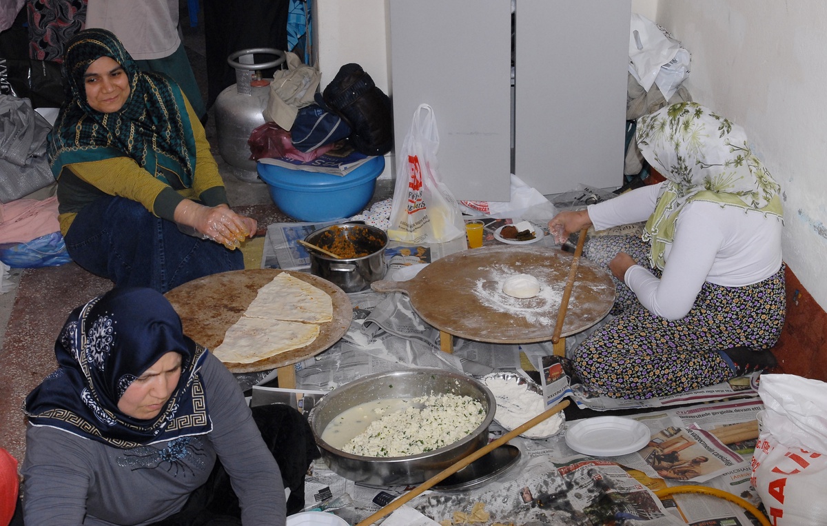 Ergani\'de Fakir Öğrenciler Yararına Kermes
