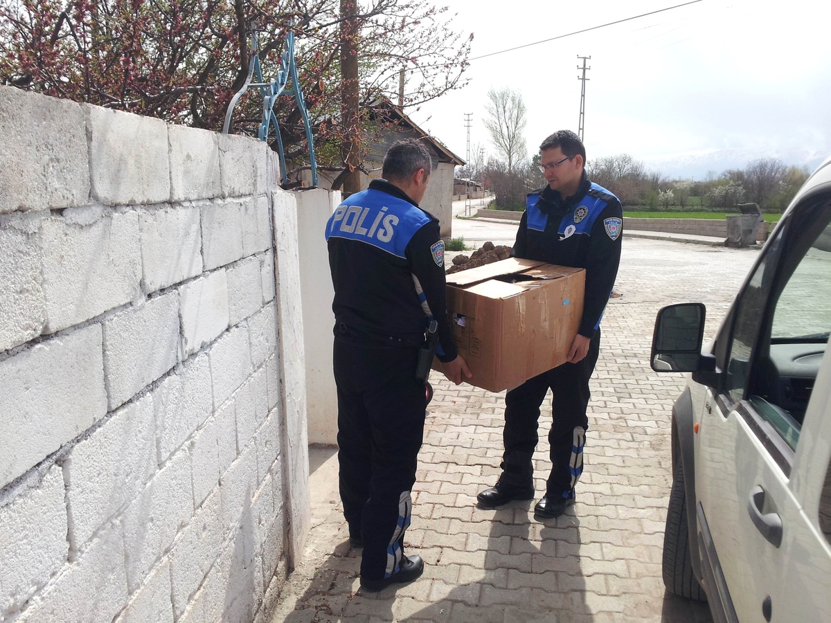 Erzincan Polisi\'nden İhtiyaçlı Ailelere Yardım