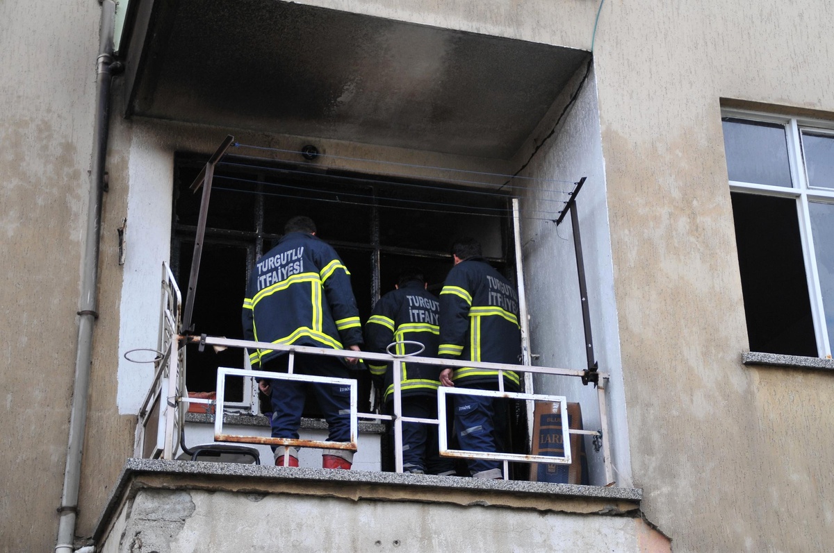Evlerinin Yanışını Gözyaşları ile İzledi