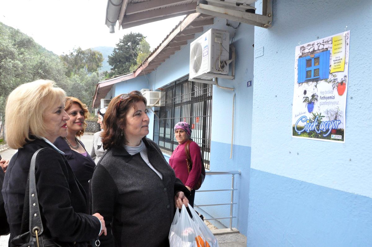 Fethiye\'de Mahallelerde Çiçek Açıyor