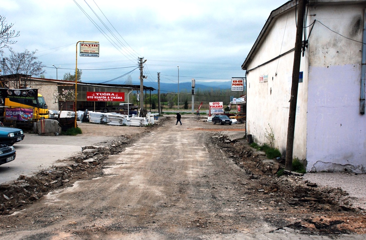 Gediz Sanayi Sitesi\'nde Yol Düzenleme Çalışması Yapılıyor