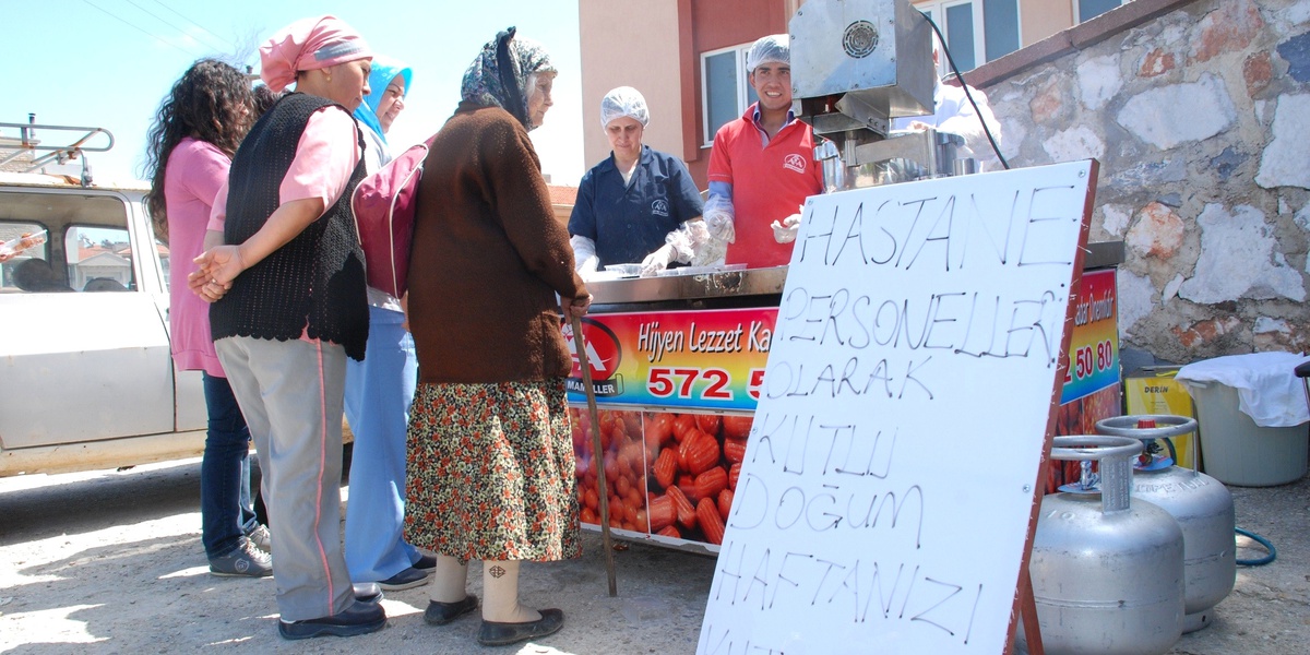 Hastane Personelinden Kutlu Doğum Lokması