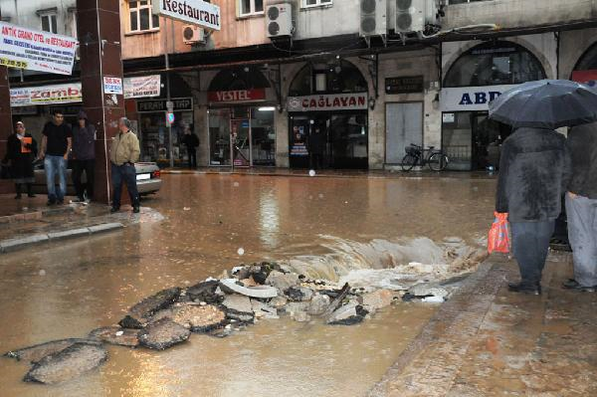 Hatay\'da Caddeleri Su Bastı