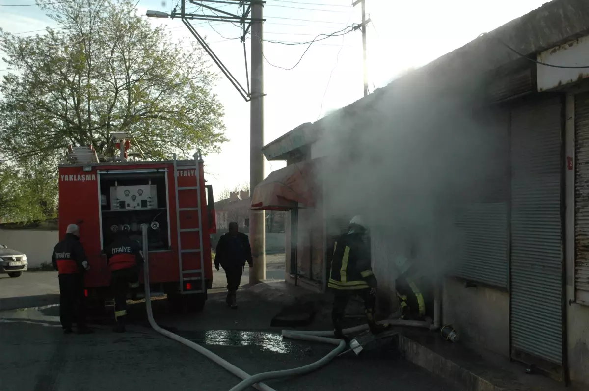 Hurda Deposu Olarak Kullanılan Dükkanda Yangın