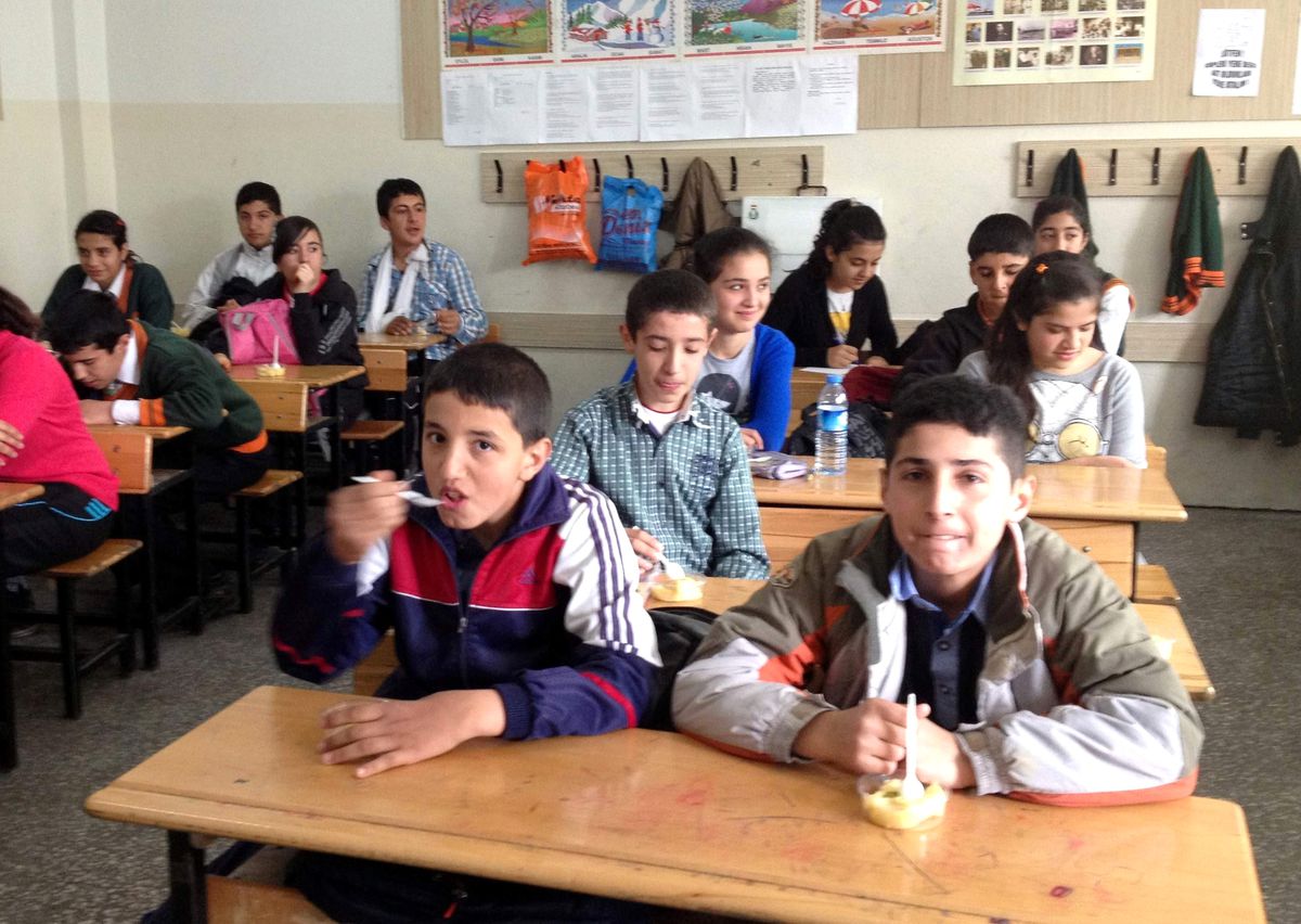 İlköğretim Okulunda Öğrencilere Tatlı İkram Edildi