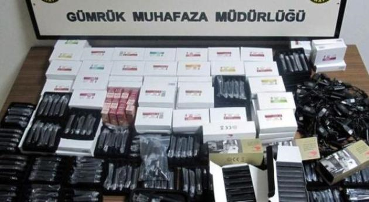 İzmir\'de Kaçak Elektronik Sigara Operasyonu