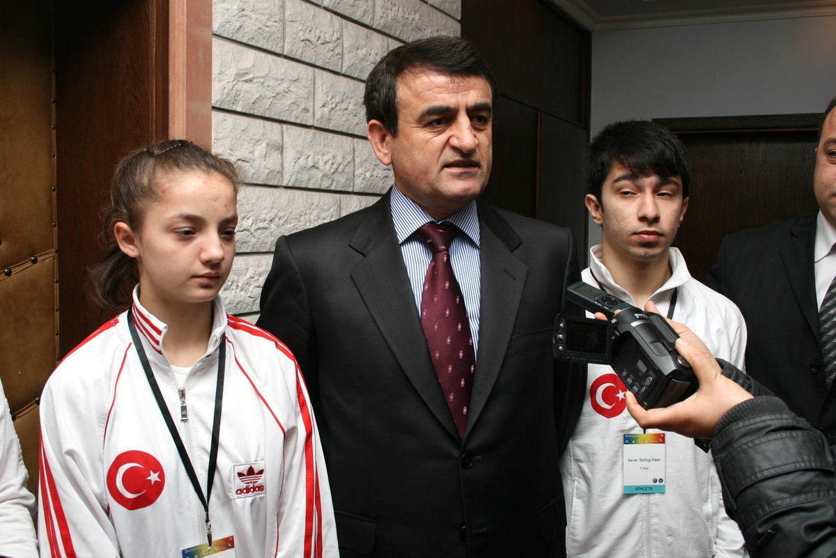 Kaymakam Demir\'den Şampiyon Sporculara Ödül