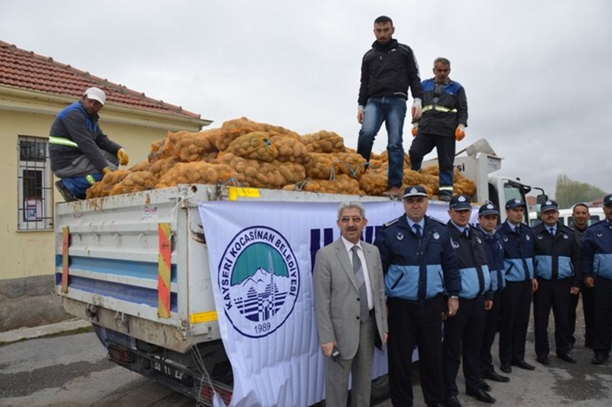 Kocasinan Mahallede Patates Dağıtıyor