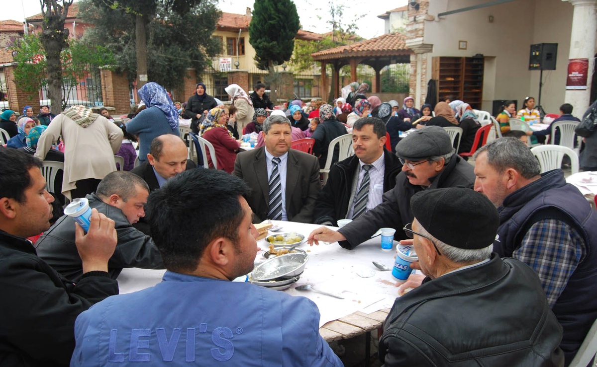 Kula\'da Kutlu Doğum Yemeği İkram Edildi
