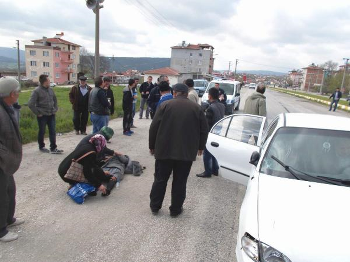 Liseli Kız, Otomobil Çarpması Sonucu Yaralandı