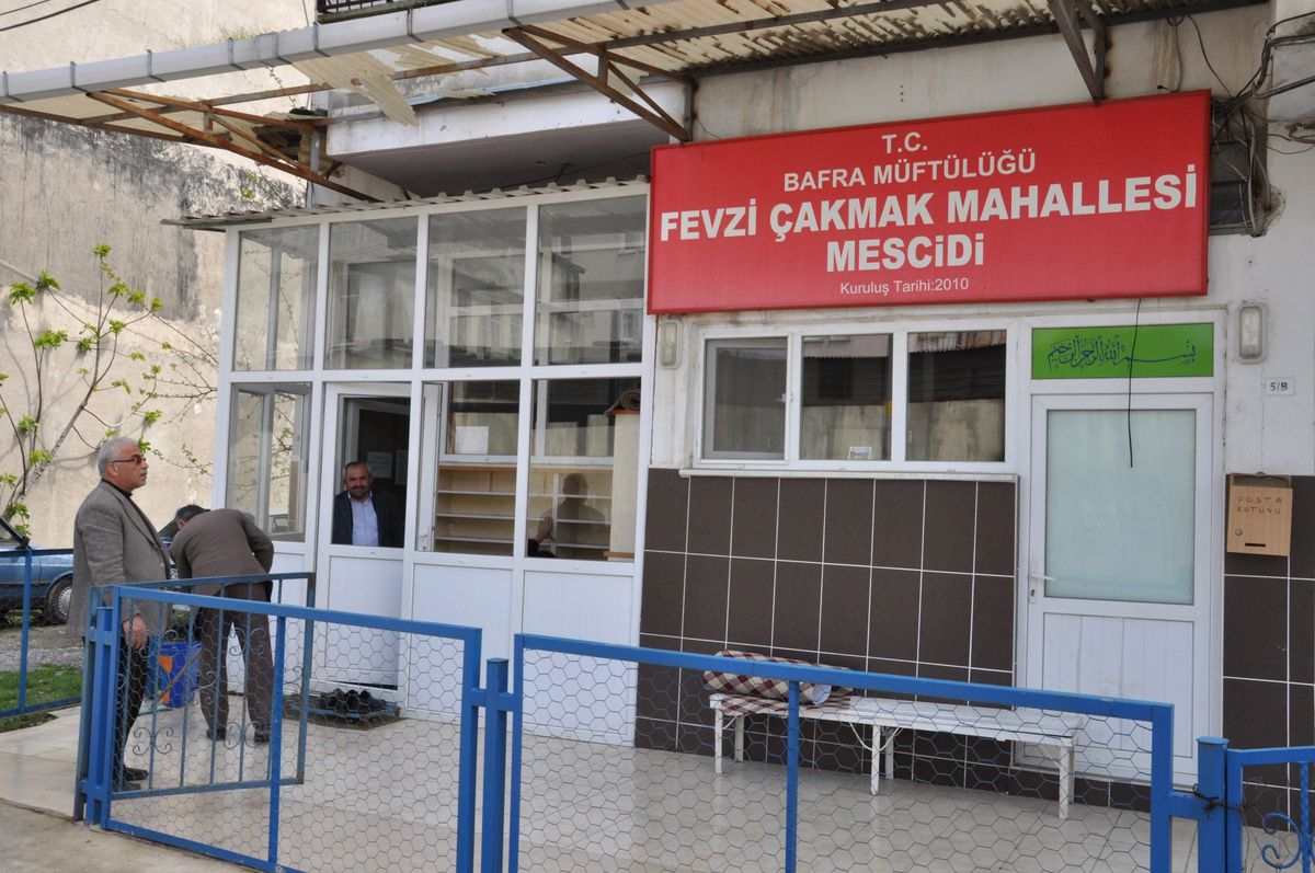 Mescidin Camlarını Kırdı