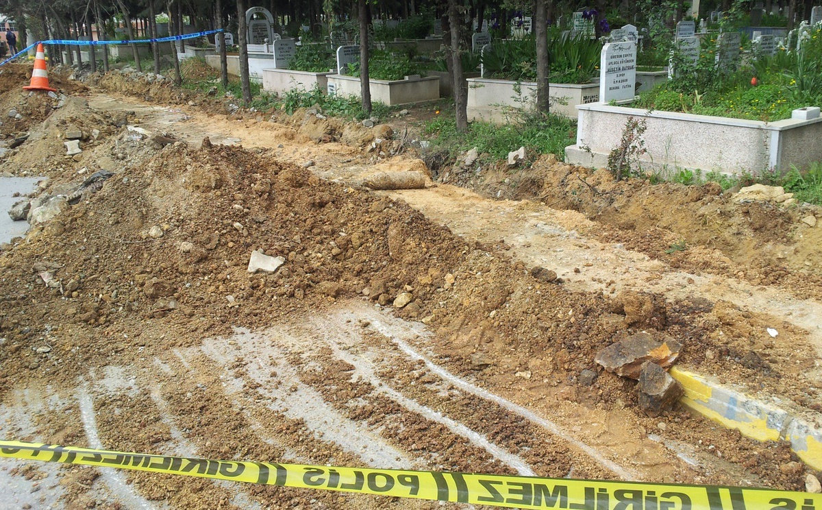 Mezarlıkta Patlamamış Top Mermisi Bulundu