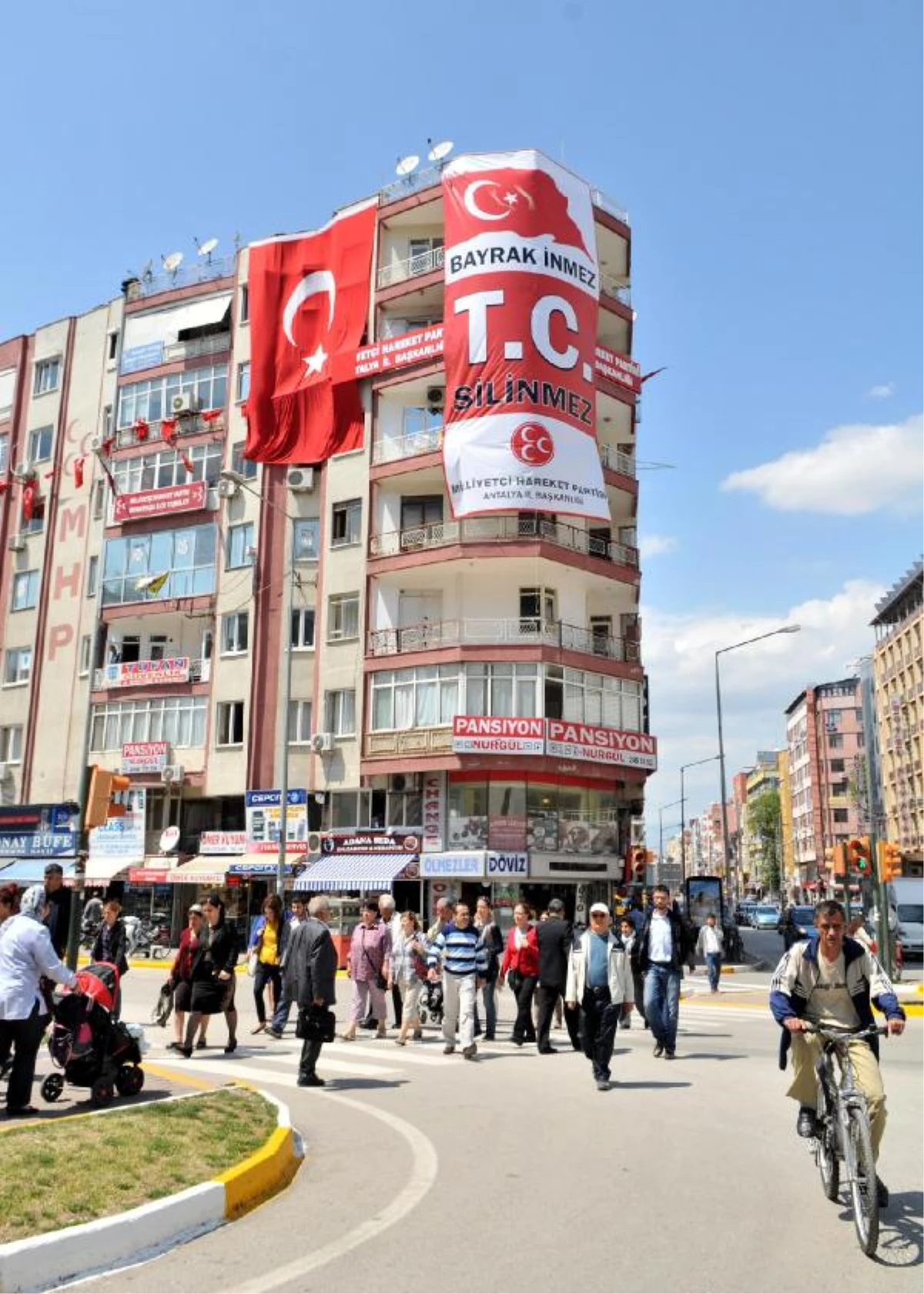 MHP Antalya İl Başkanlığı\'ndan Pankartlı Tepki