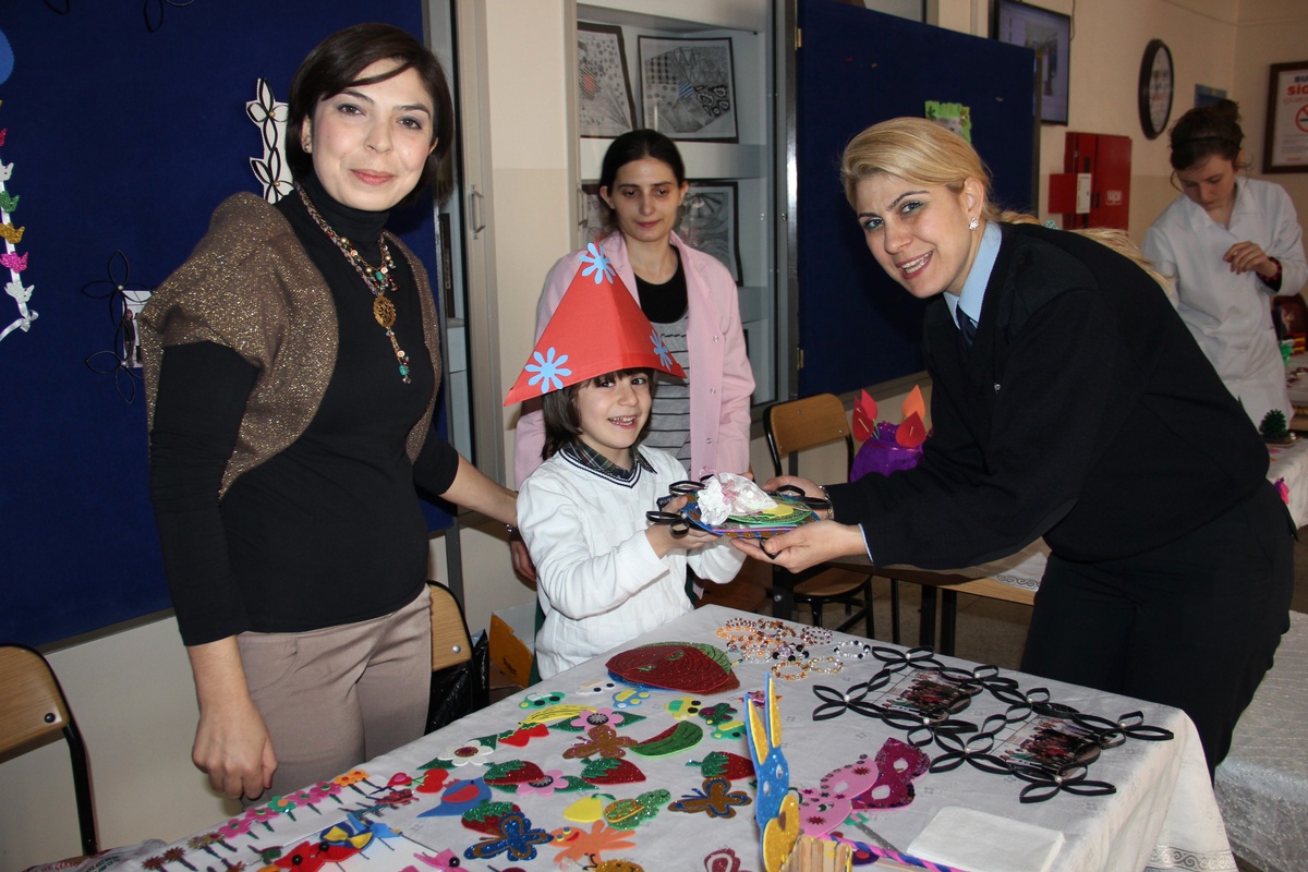 Minikler Kendi Eserlerini Anne ve Babalarına Sattı