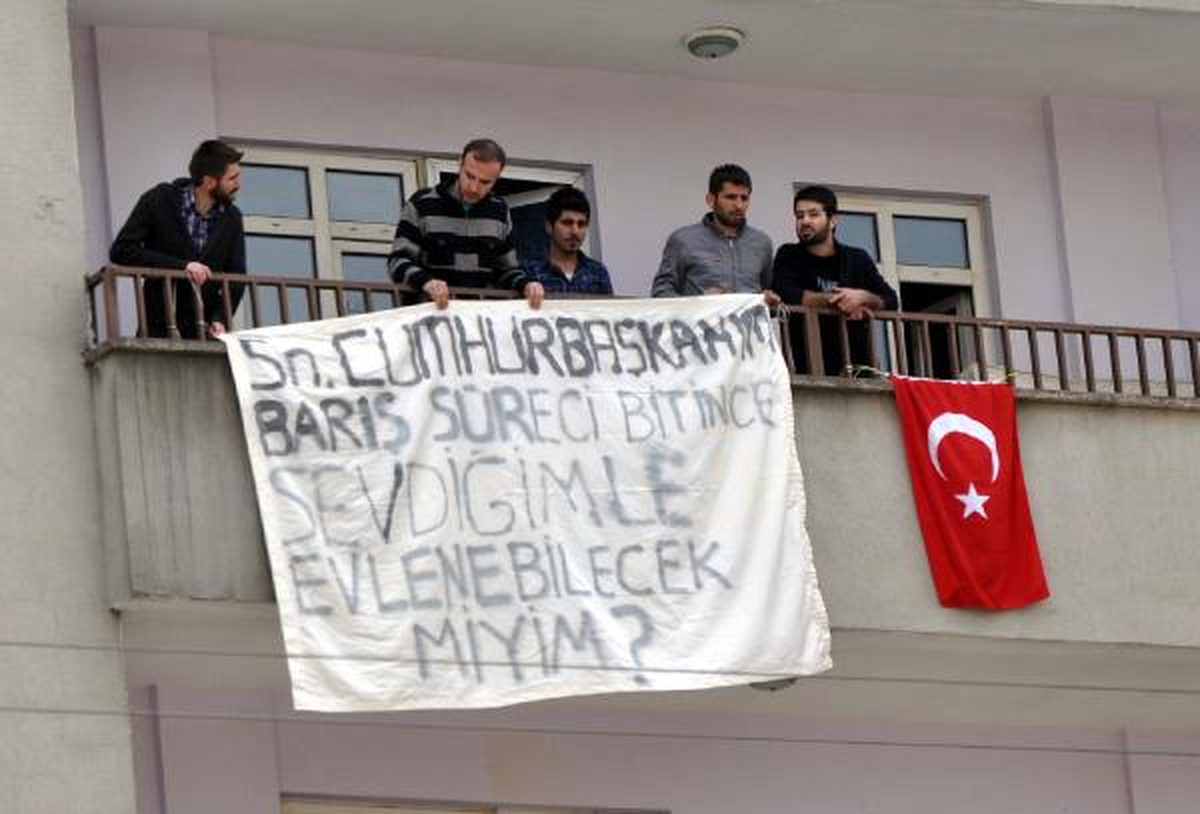 Muş\'ta Gül\'ü Şaşırtan Pankart