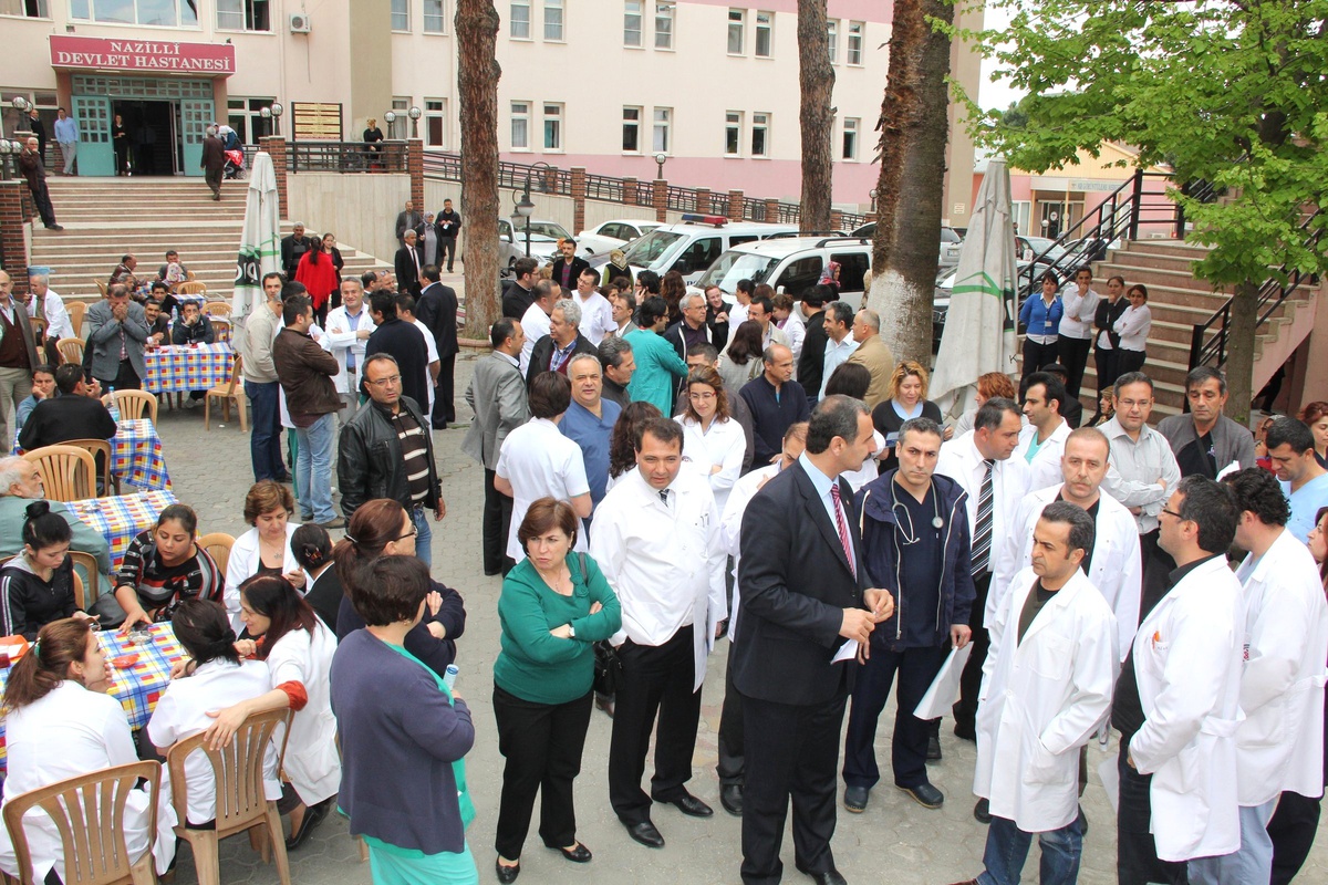 Nazillili Hekimler ve Sağlık Çanları Şiddete Dikkat Çekti