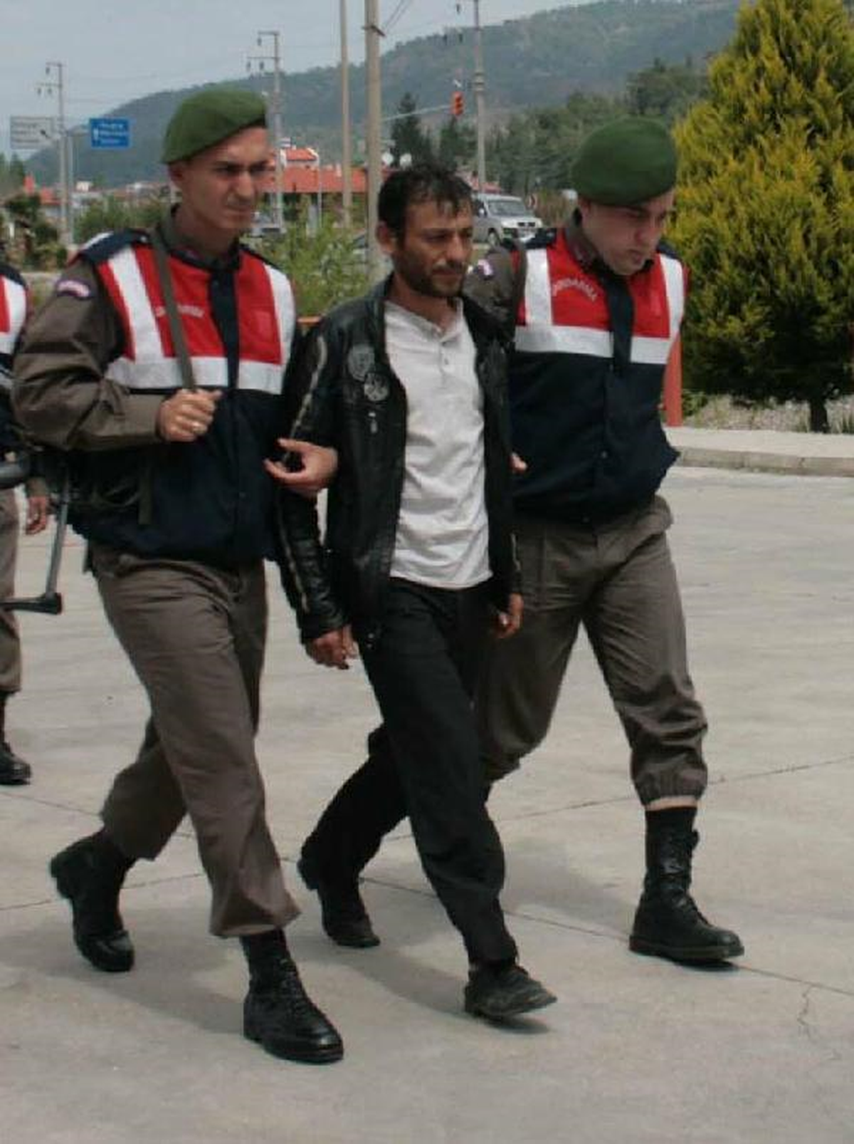 Kaçan Sürücü Cam Parçalarından Bulundu