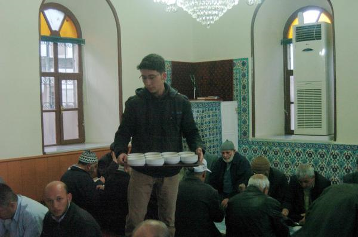 Pazar Sabah Namazına Gelen Çorbayı İçer
