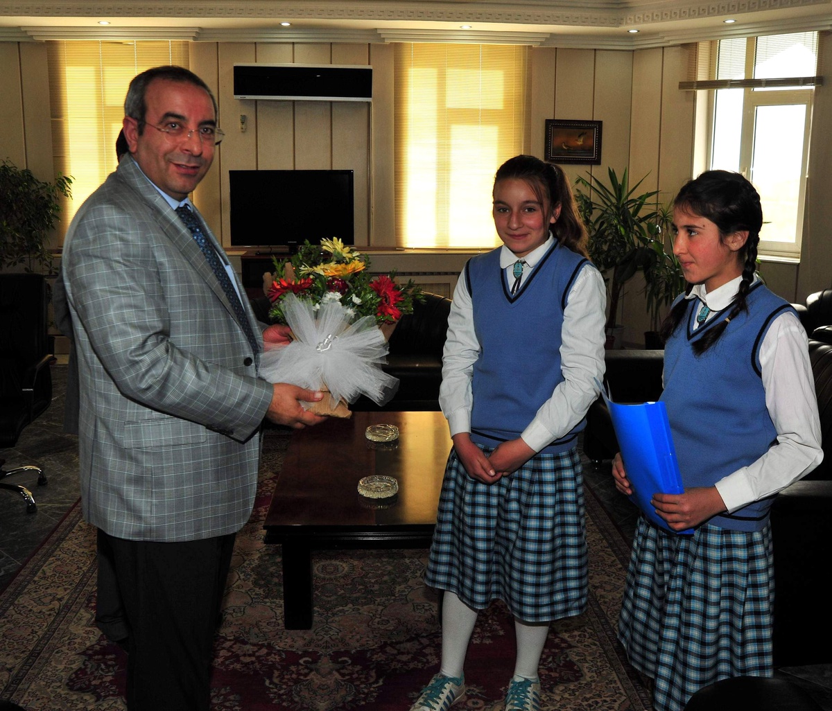 Rektör Battal Anaokulu ve İlkokul Öğrencilerini Makamında Kabul Etti