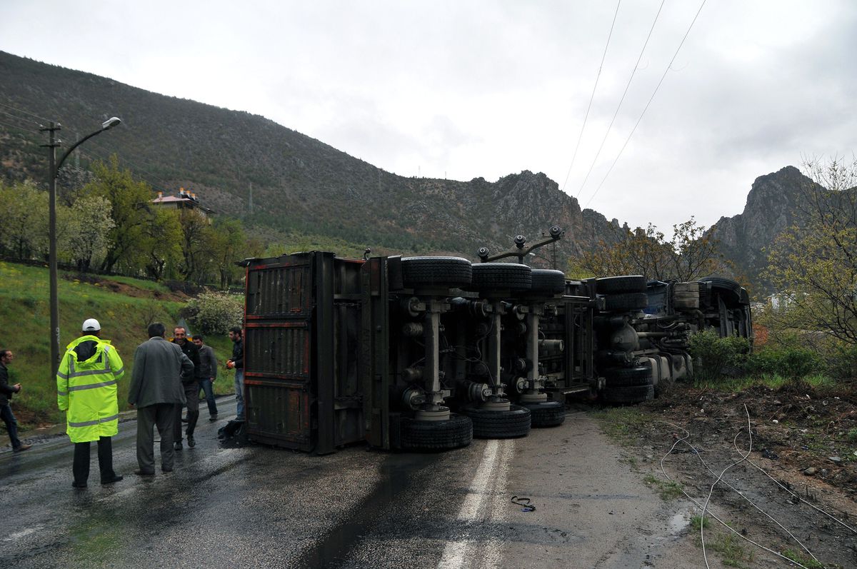 Torul\'da Kömür Yüklü Tır Devrildi, Karayolu Ulaşıma Kapandı