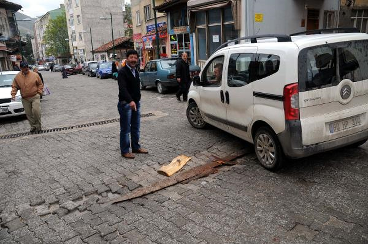 Yoldaki Çukura Tahtalı Çözüm
