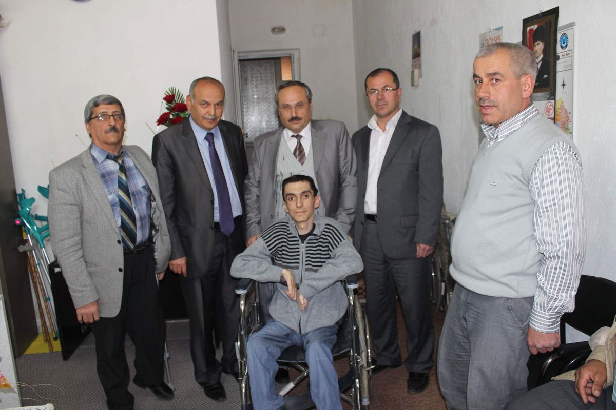 AK Parti Beyşehir İlçe Teşkilatı\'ndan İki Gence Engelli Aracı