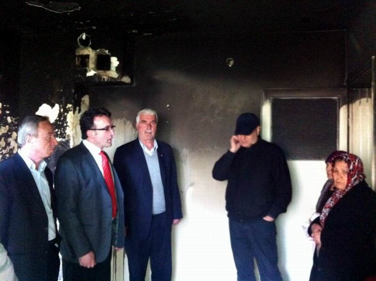 AK Parti İlçe Yönetimi Evi Yanan Aileye Yardım Sözü Verdi