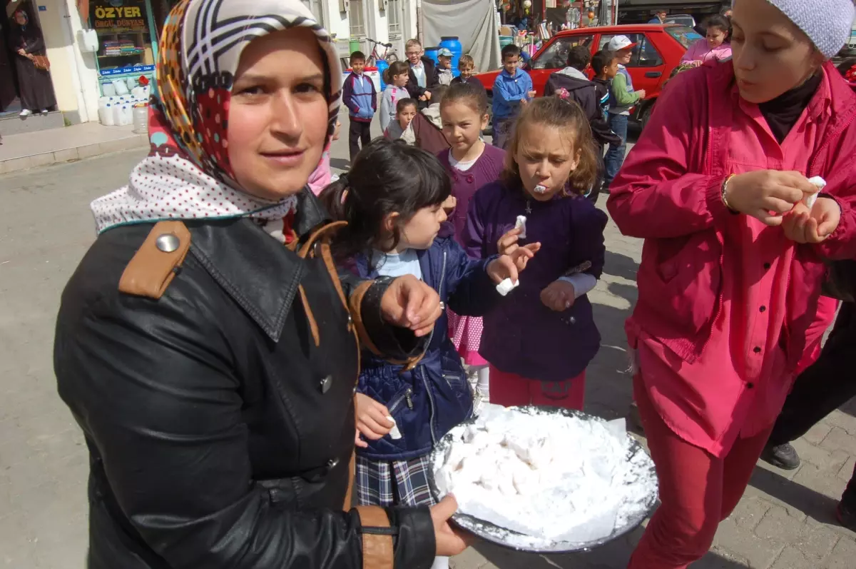 AK Parti Kadın Kolları Lokum Dağıttı