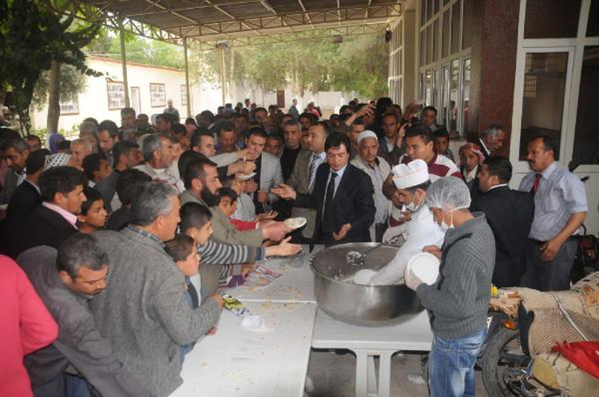 Akçakale\'de 7 Bin Kişiye Kutlu Doğum Pilavı Dağıtıldı