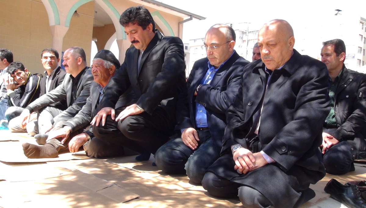 Akil İnsanlar Cuma Namazını Cami Avlusunda Kıldı