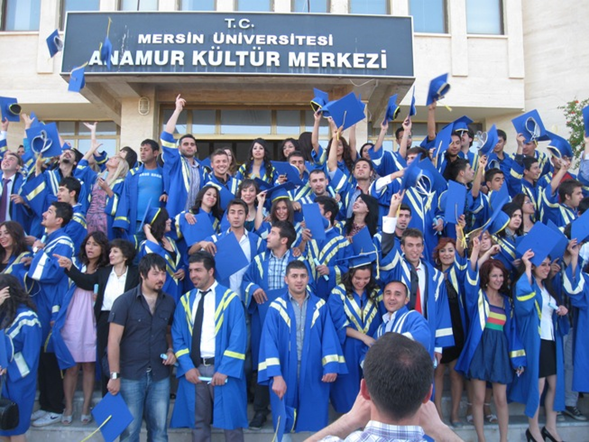 Anamur Meslek Yüksekokulu'nda Mezuniyet Sevinci