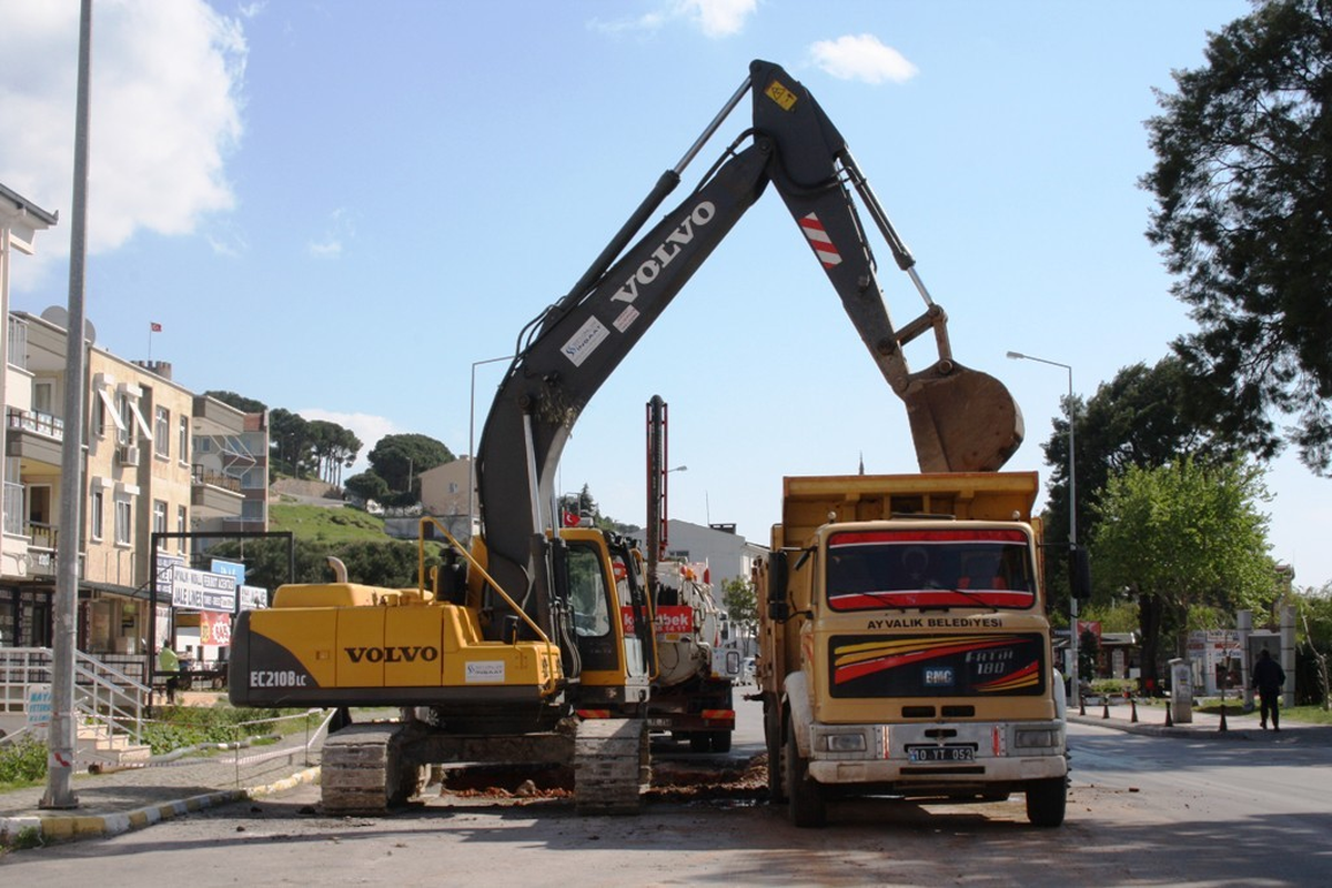 Ayvalık Belediyesi, Çöken Kanalizasyon Hattını Yeniliyor