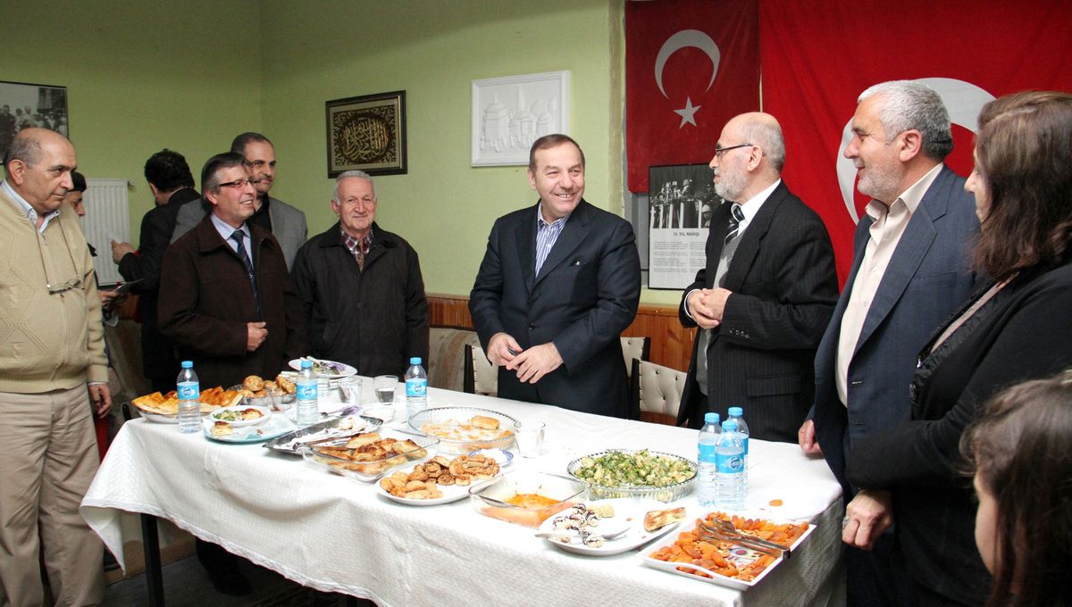 Başkan Kadıoğlu Apartman Sakinlerinin Çay Sohbetine Katıldı