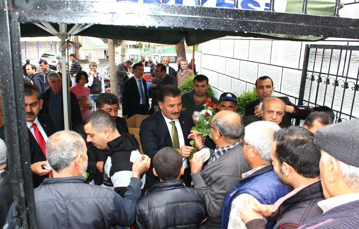 Başkan Tuna, Camilerde Gül Dağıttı