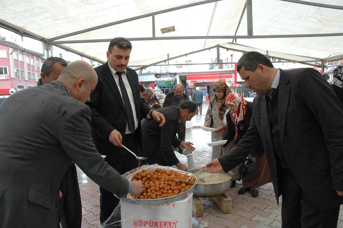 Bucak Mütfülüğü Keşkek ve Tatlı Dağıttı