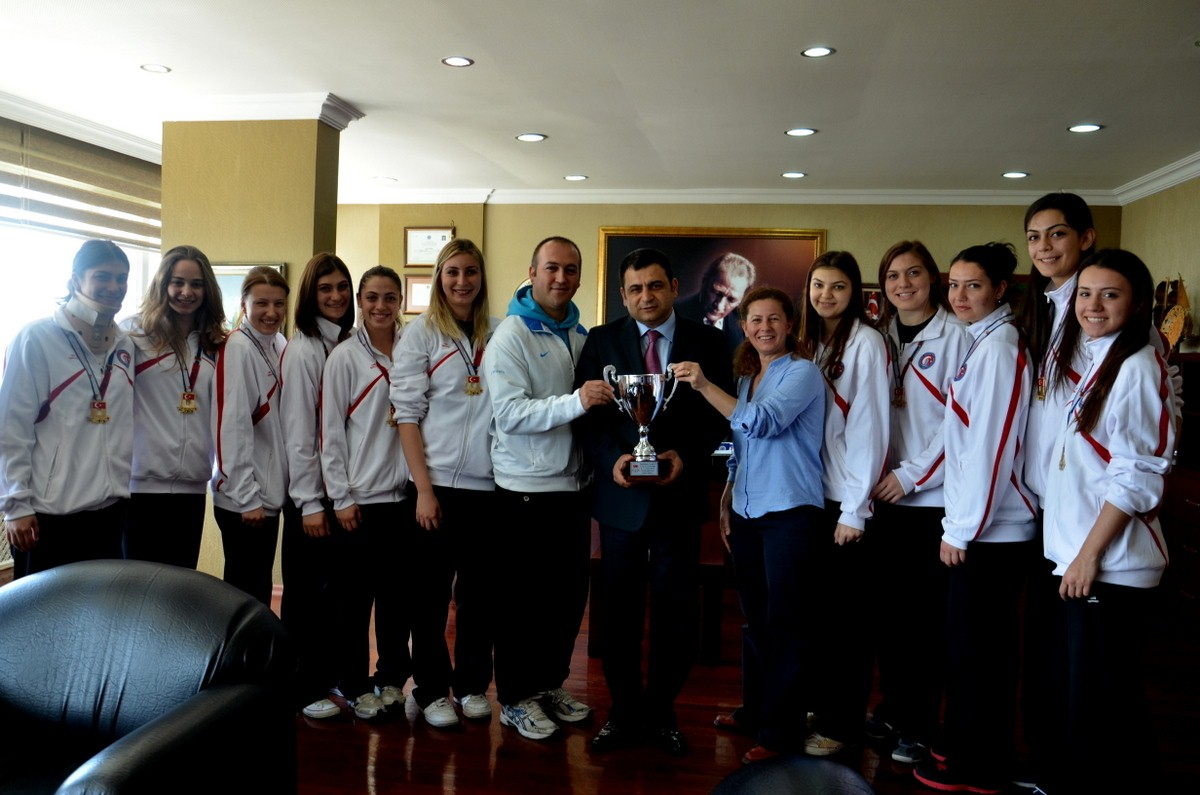 Çomü Kadın Voleybol Takımından Laçinere Ziyaret