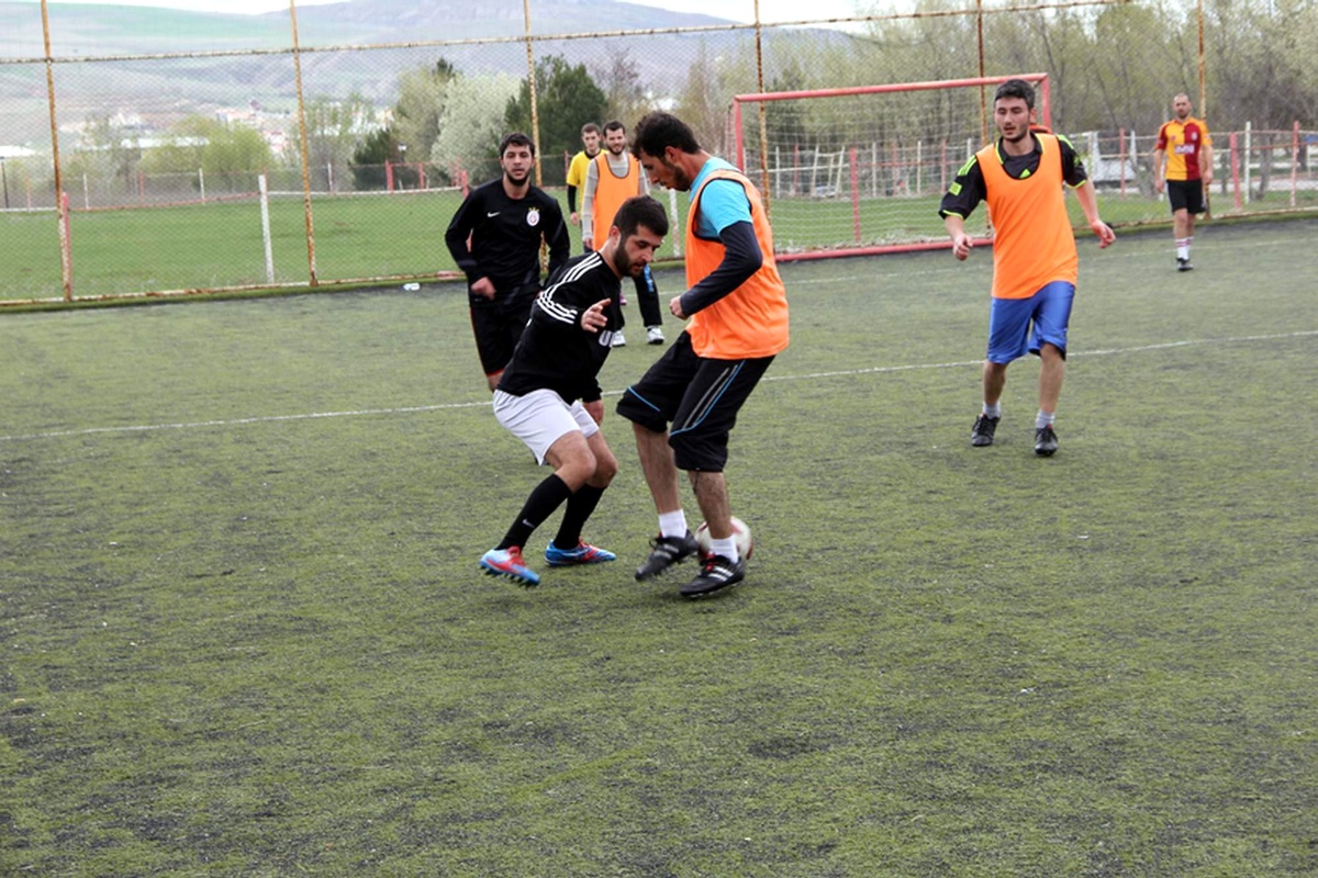 Cü\'de Fakülteler Arası Voleybol ve Futbol Karşılaşması Devam Ediyor