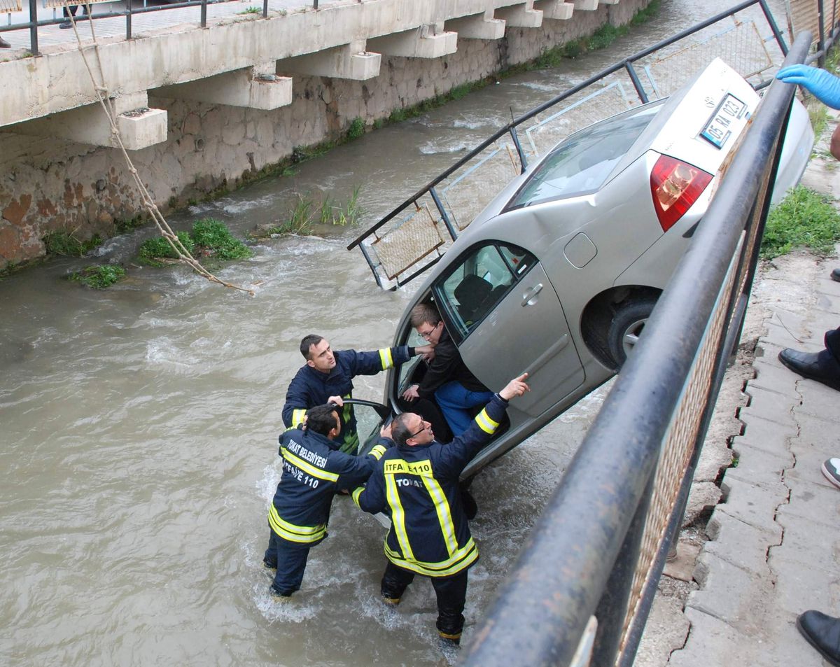 Doktor, Dereye Uçan Otomobilde Mahsur Kaldı