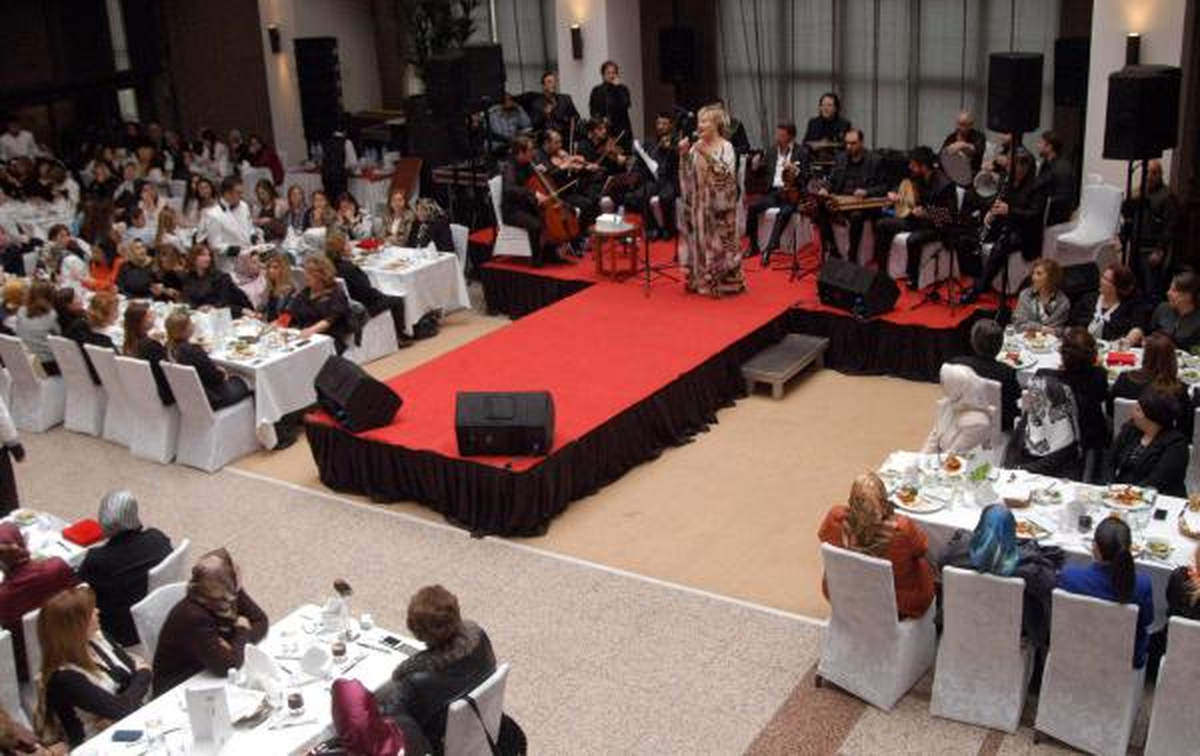 Emel Sayın Gaziantep\'te Konser Verdi