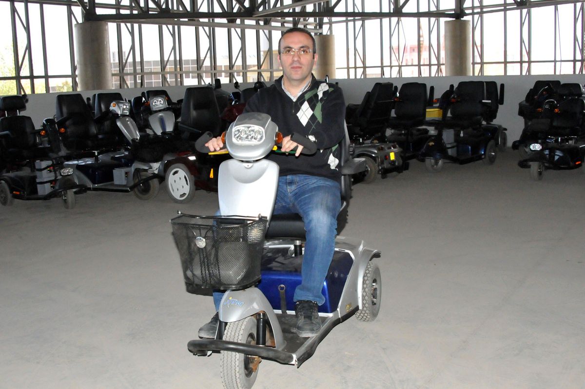 Engellilere 80 Scooter Tipi Akülü Araba