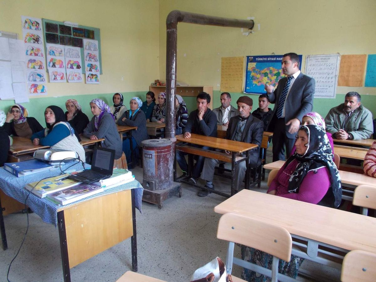 Hakkari Aile ve Sosyal Politikalar İl Müdürlüğü\'nden Ailelere Kürtçe Eğitim