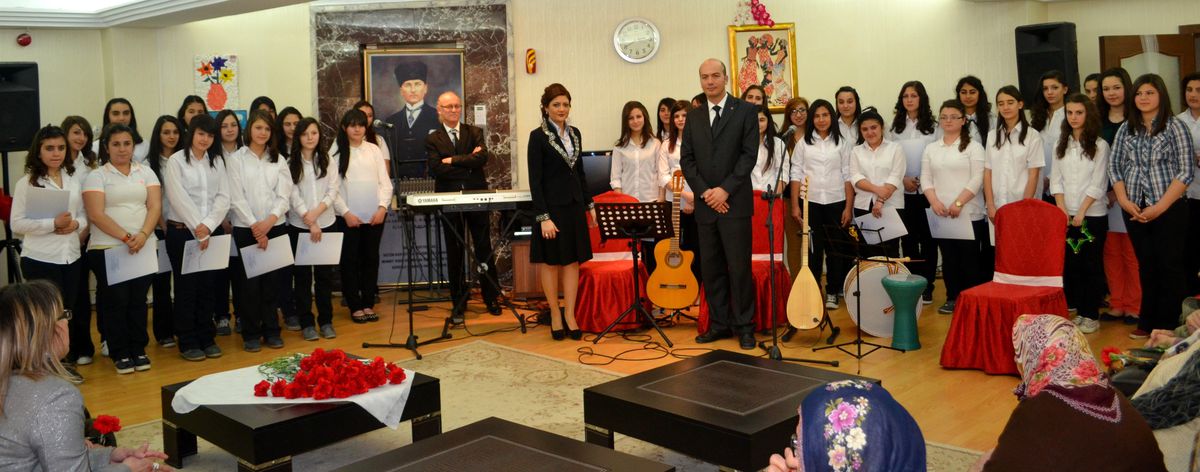 Hatice Hikmet Oğultürk Kız Meslek Lisesi Öğrencilerinden Yaşlılara Müzik Ziyafeti