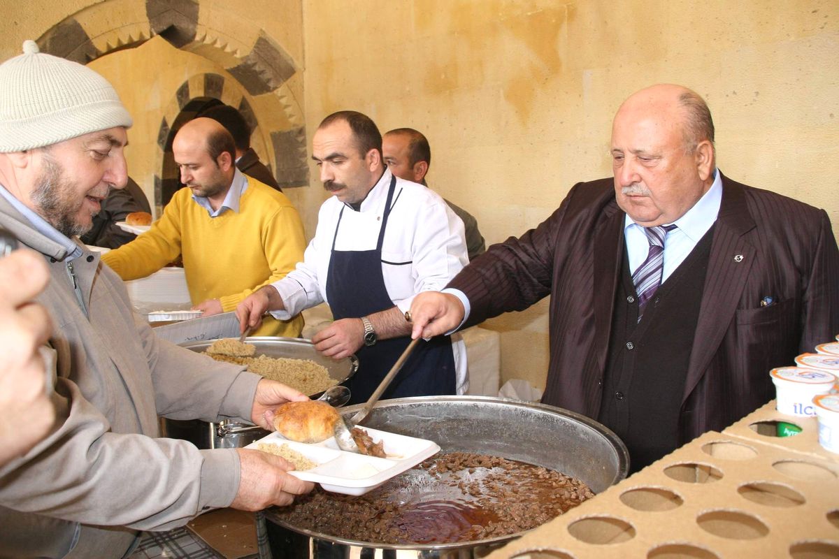 Hayırsever İşadamı Kutlu Doğum Haftası\'nda Bin 500 Kişiye Yemek Dağıttı