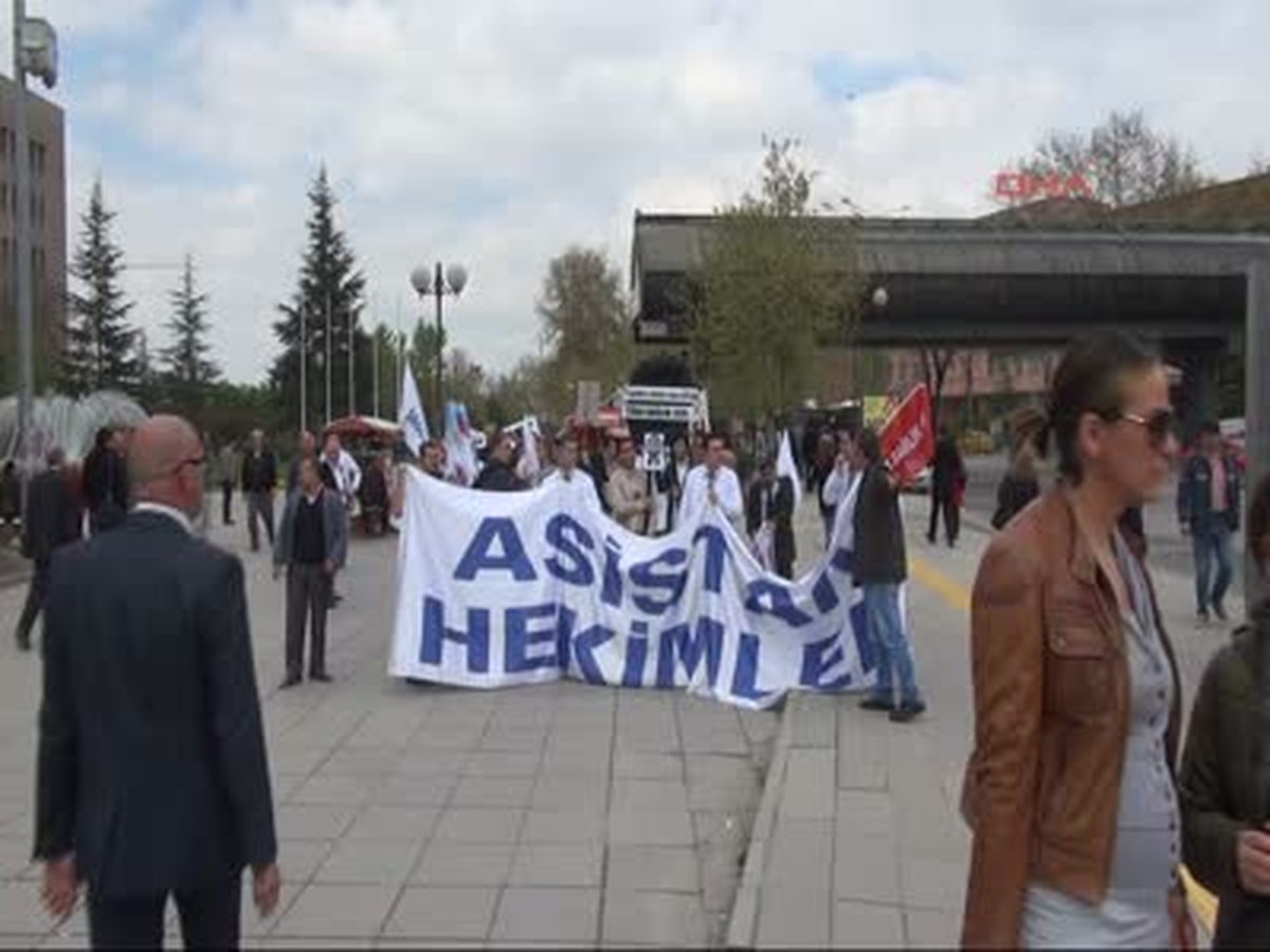 İbni Sina Hastanesi\'nde Hekimlere Silahla Tehdit