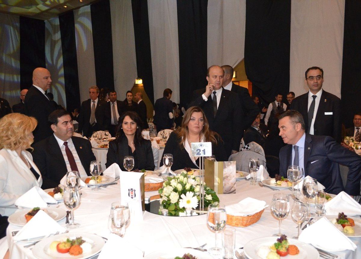 İzmir\'de Siyah-Beyaz Gece
