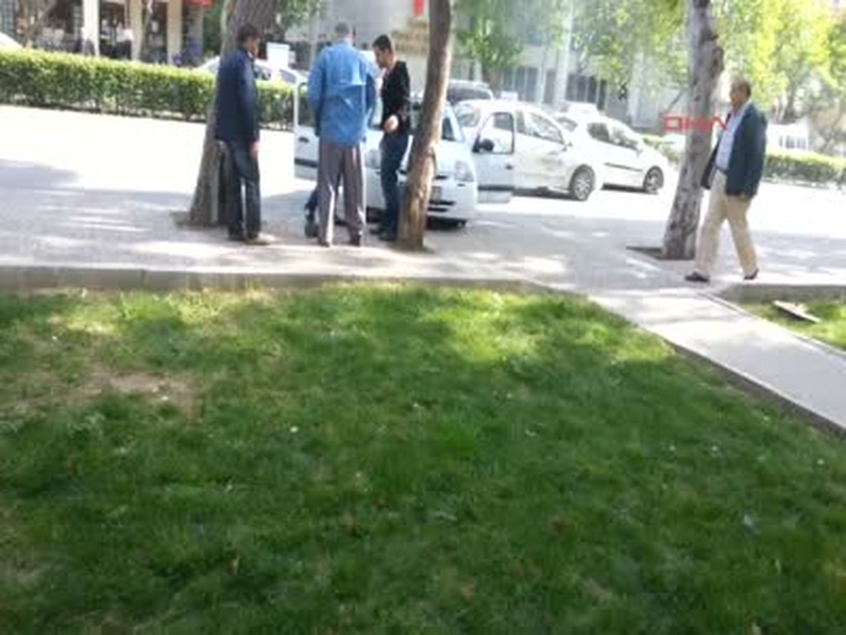 İzmir Yaşlı Adama Çarpan Sürücüye Meydan Dayağı İzmir\'in Bornova İlçesi\'nde, Sokak Arasında Aşırı...